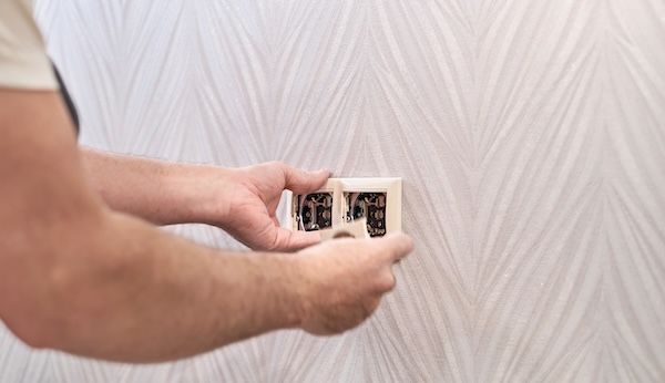 Jak podłączyć włącznik schodowy?